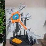 Modelo neuronal 3D en exhibición, diseño colorido.