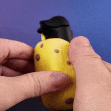 Juguete sorpresa abriendo gorro amarillo.