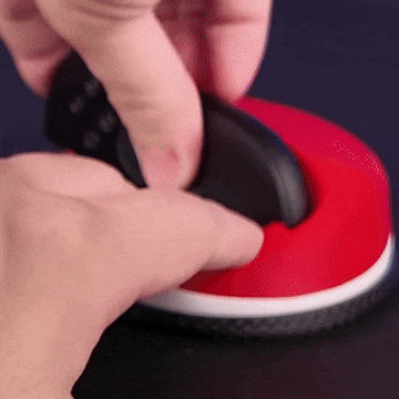 Mano limpando zapato con pulidor eléctrico rojo