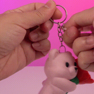 Llavero de oso rosa con flor roja