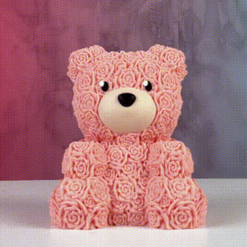 Osito rosa hecho de rosas artificiales