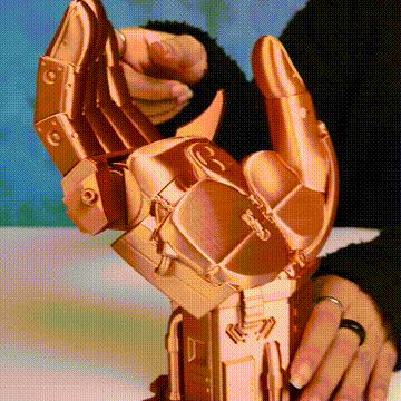 Mano robótica dorada haciendo gesto de Thanos