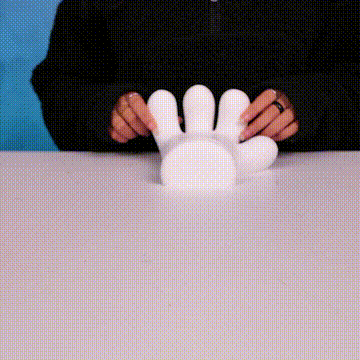 Manos moldean espuma con forma de mano gigante