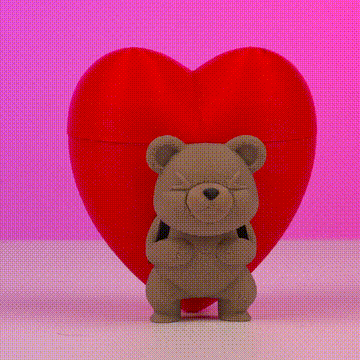 Osito sonriente delante de un corazón rojo