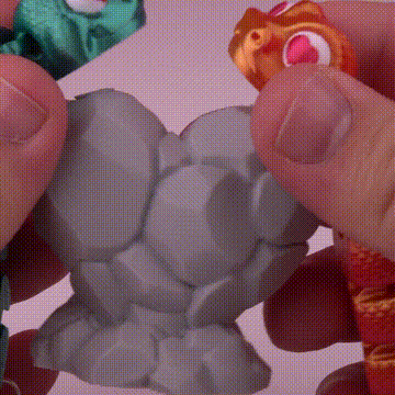 Manos aplastan y moldean juguete de goma gris