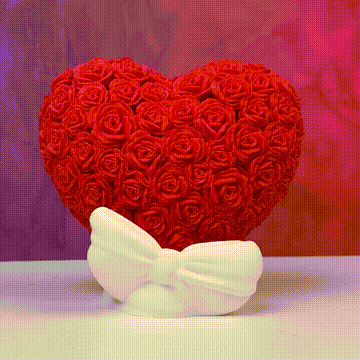 Corazón de rosas rojas con lazo blanco decorativo