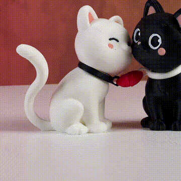 Figuras de gatos besándose tiernamente
