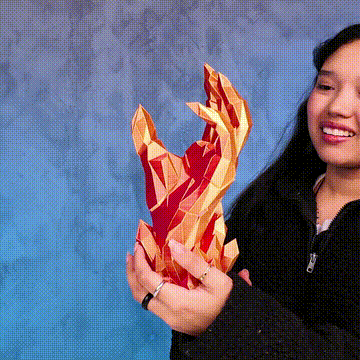 Mando de consola sobre soporte rojo geométrico