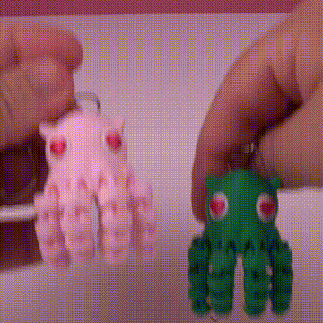 Llaveros de pulpos rosas y verdes moviéndose juntos